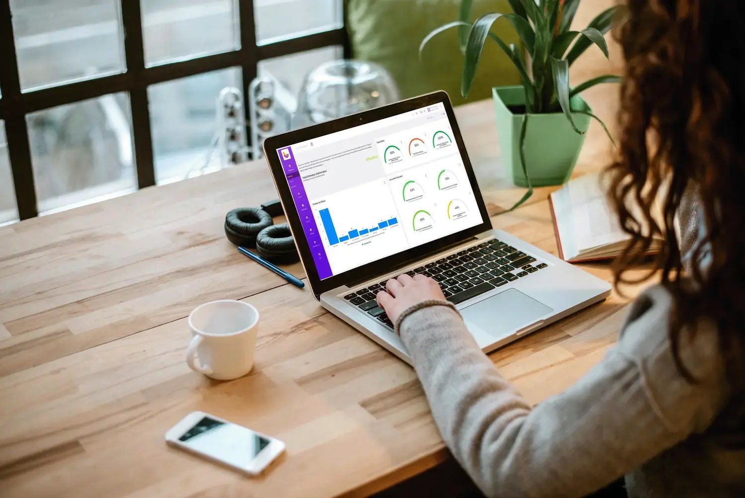 rsz_lineleader_au_dashboard_-_woman_on_laptop_2