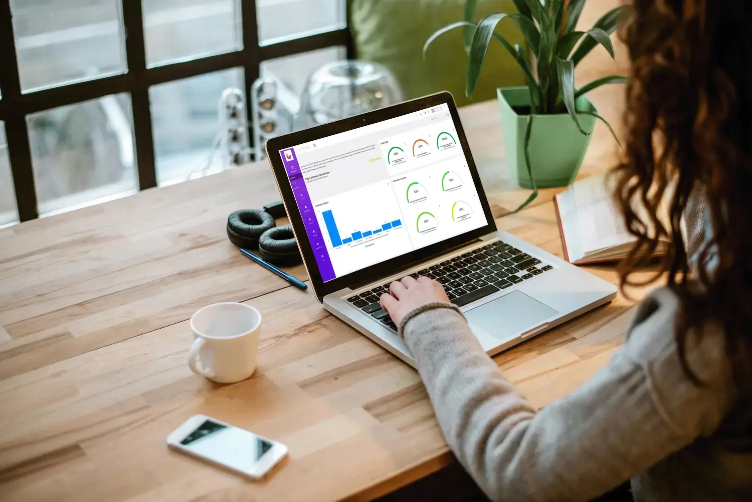 rsz_lineleader_au_dashboard_-_woman_on_laptop_2